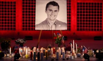 Trump aplaude el 'gran trabajo' del director del FBI ante críticas por el caso de Charlie Kirk