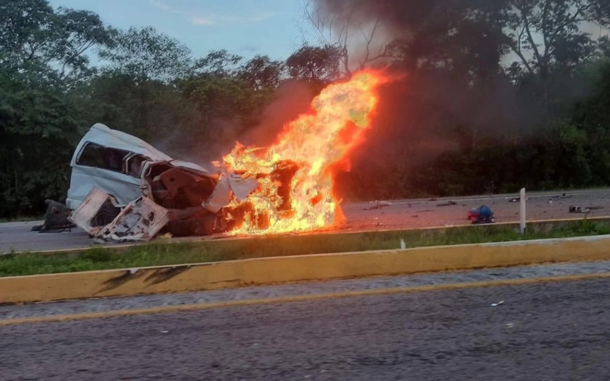 Choque entre un tráiler, un auto particular y un taxi deja 15 muertos en Yucatán Choque entre un tráiler, un auto particular y un taxi deja 15 muertos en Yucatán