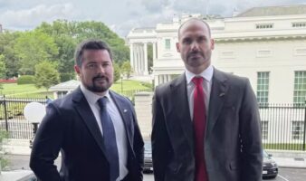 Denuncian a Eduardo Bolsonaro por presunta coacción en el juicio contra su padre