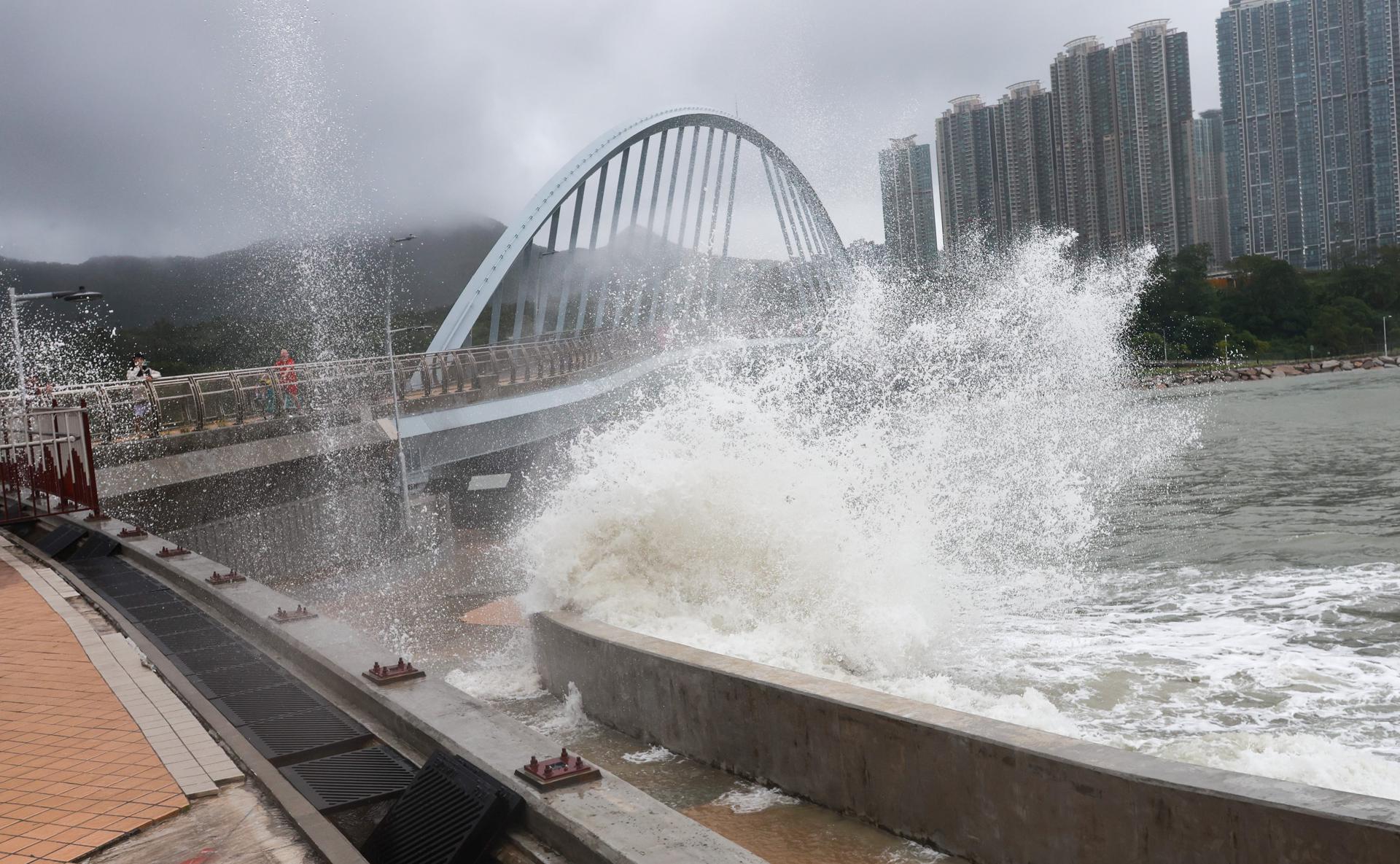 El tifón Ragasa azota en Hong Kong, el sur de China y deja 17 muertos en Taiwán