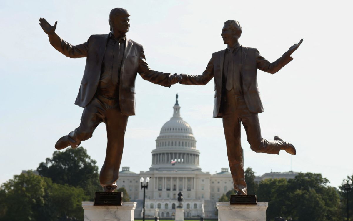 Una escultura de Trump y Epstein tomados de la mano aparece en Washington
