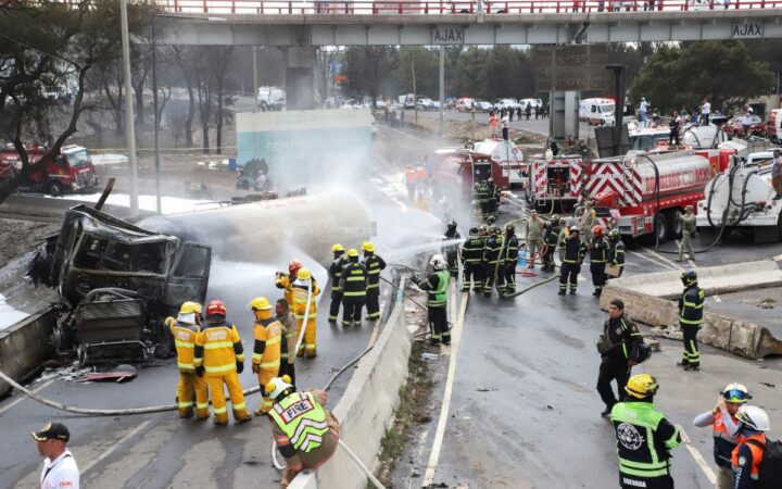 Suman 28 muertos por explosión de un camión de gas en Iztapalapa Suman 28 muertos por explosión de un camión de gas en Iztapalapa
