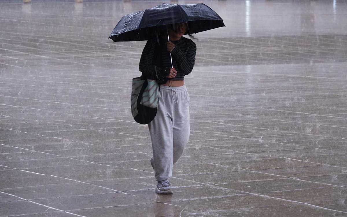 SMN alerta por posible ciclón tropical; frente frío provoca lluvias intensas y viento en varias regiones SMN alerta por posible ciclón tropical; frente frío provoca lluvias intensas y viento en varias regiones