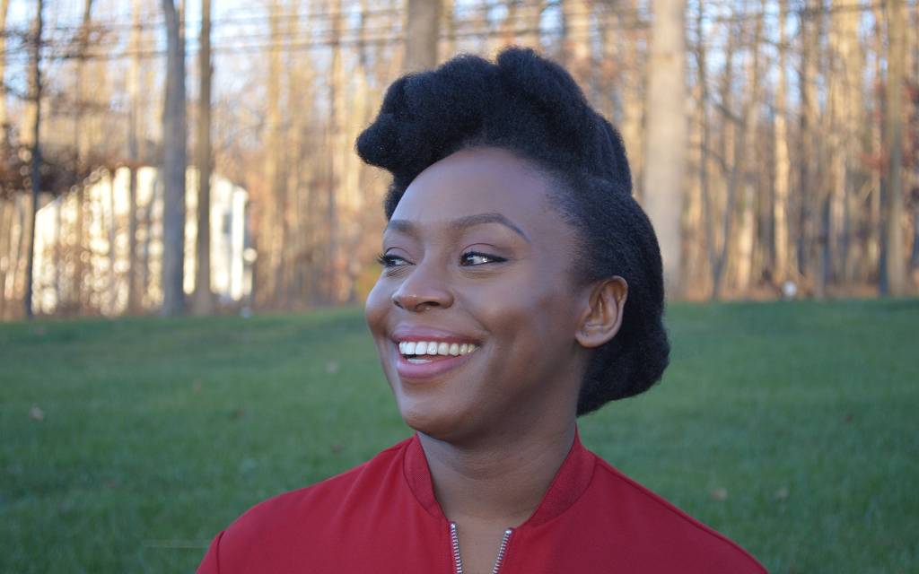 “Si más hombres leyeran libros sobre las vidas y los cuerpos de las mujeres, tal vez, mejoraría la comunicación”: Chimamanda Ngoze Adichie