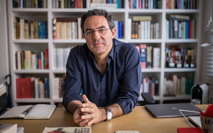 “Nunca llegamos a conocer totalmente a una persona, siempre hay un secreto más y eso es fascinante”: Juan Gabriel Vásquez