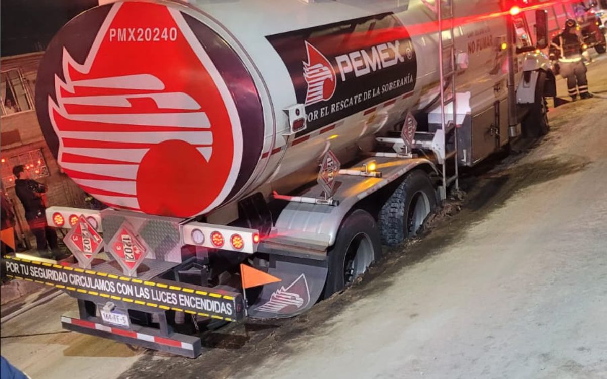 CDMX | Cae pipa con 20 mil litros de diésel en socavón de Iztacalco
