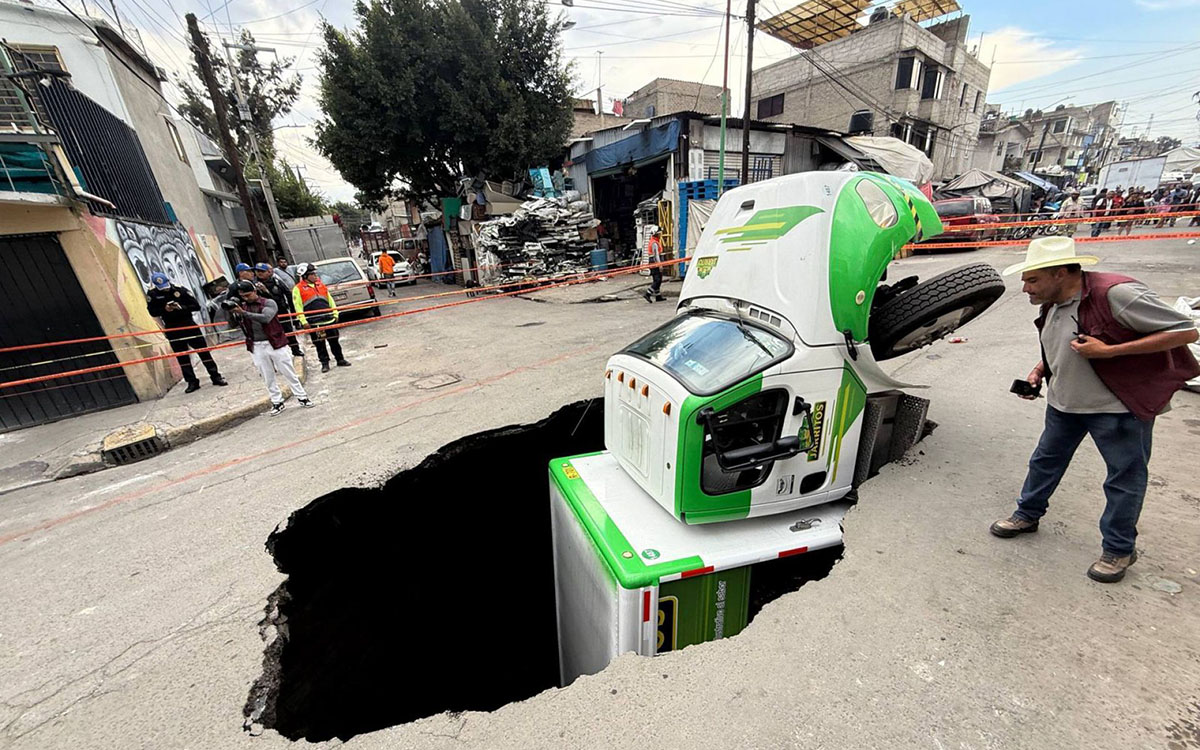Así es el socavón de Itzapalapa en el que cayó un camión repartidor | Fotos y videos Así es el socavón de Itzapalapa en el que cayó un camión repartidor | Fotos y videos