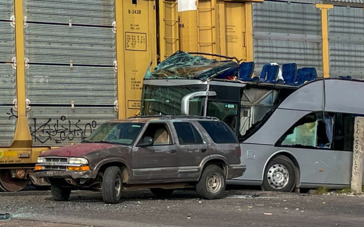 Tren arrolla autobús y deja ocho muertos en el Edomex Tren arrolla autobús y deja ocho muertos en el Edomex