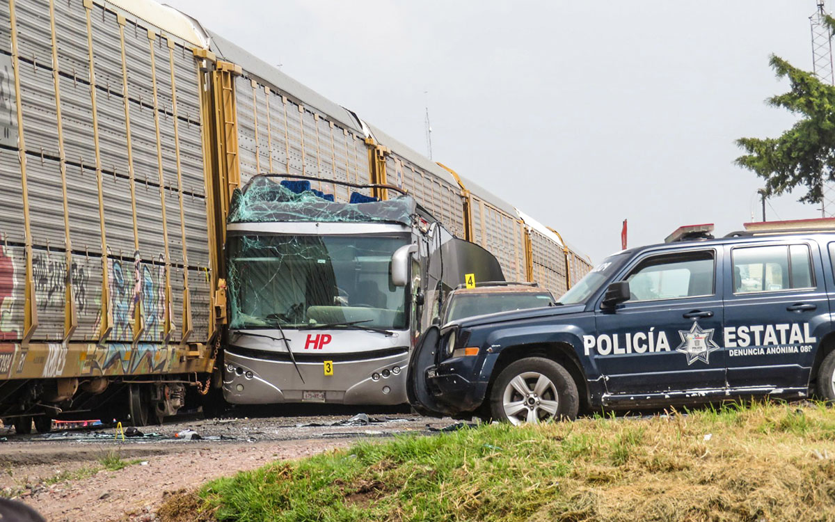 Suben a diez los muertos por el impacto de un tren con autobús en el Estado de México Suben a diez los muertos por el impacto de un tren con autobús en el Estado de México