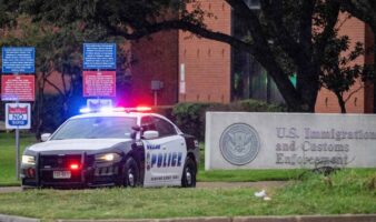 Suben a tres las muertes en tiroteo a un centro de ICE en Texas que deja varios heridos