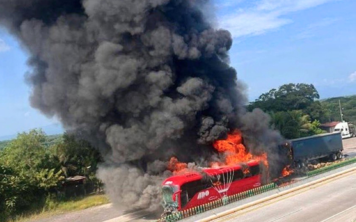 Videos | Se incendian autobús y tráiler tras choque en la Córdoba-Veracruz deja 14 heridos Videos | Se incendian autobús y tráiler tras choque en la Córdoba-Veracruz deja 14 heridos