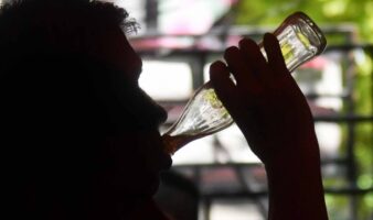 Celebran alza de impuestos a cigarros, bebidas azucaradas y lamentan exclusión al alcohol