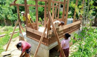 A 2 años de 'Otis', comunidades de Cacahuatepec reconstruyen sus hogares sin apoyo gubernamental