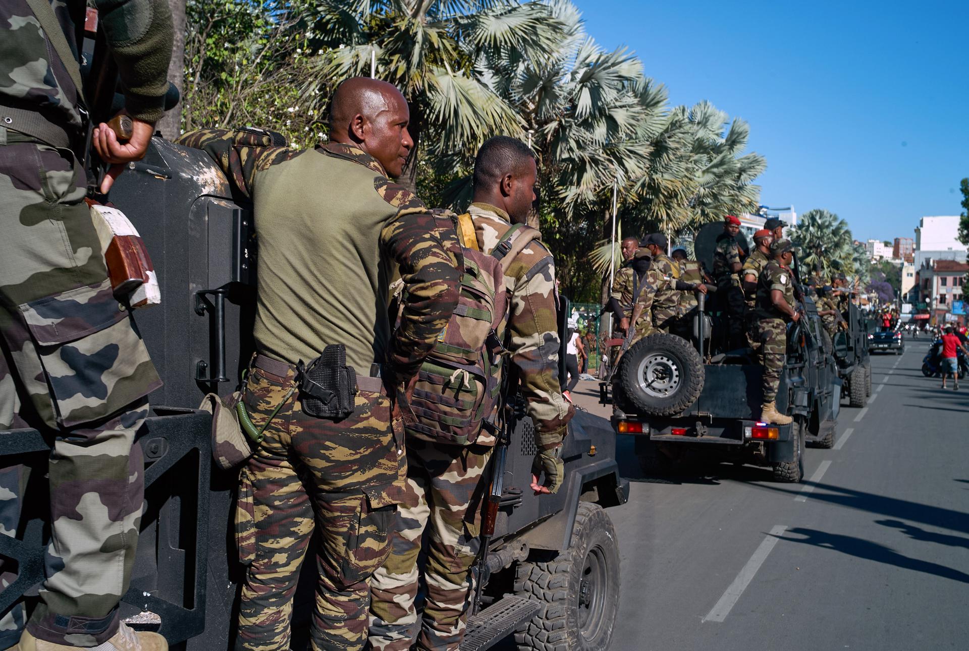 Ejercito toma el poder en Madagascar tras semanas de protestas masivas Ejercito toma el poder en Madagascar tras semanas de protestas masivas