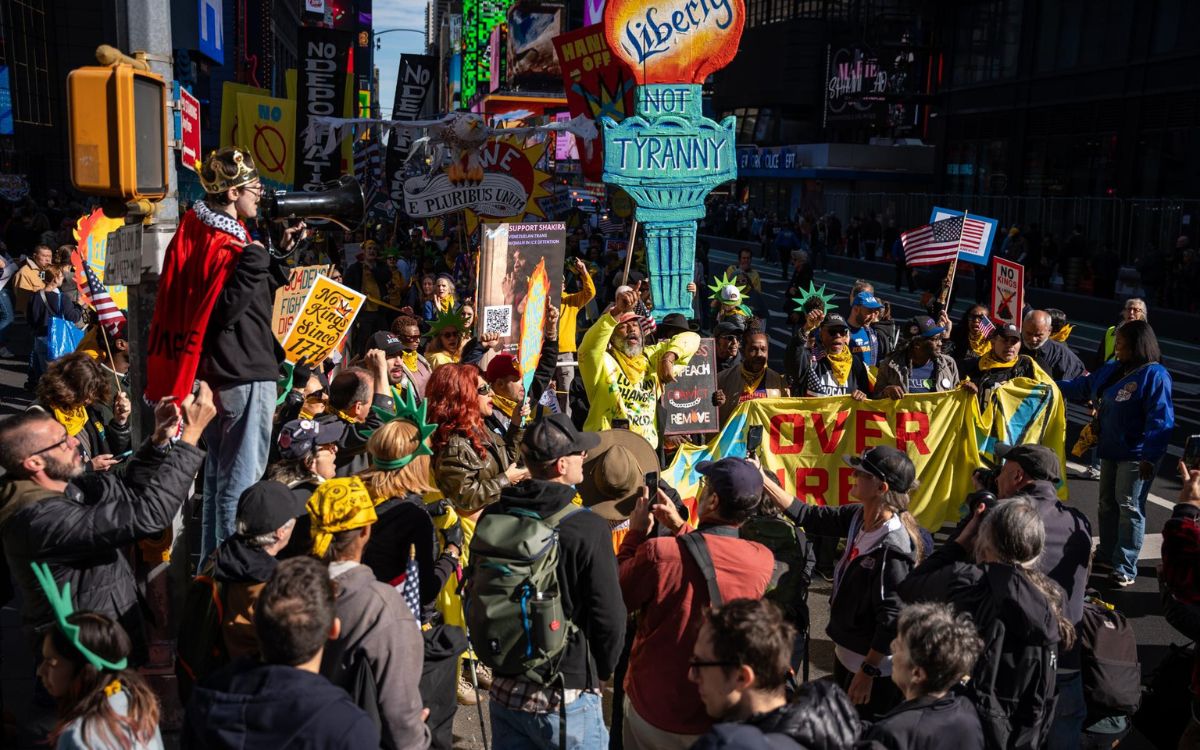 Miles de personas en todo EE.UU. protestan contra Trump: ‘No queremos Reyes’