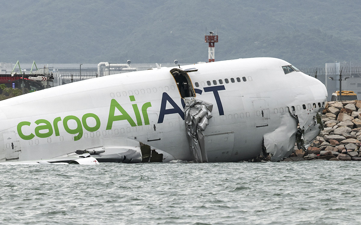 Dos muertos tras accidente de un Boeing 747 de carga al aterrizar en Hong Kong Dos muertos tras accidente de un Boeing 747 de carga al aterrizar en Hong Kong
