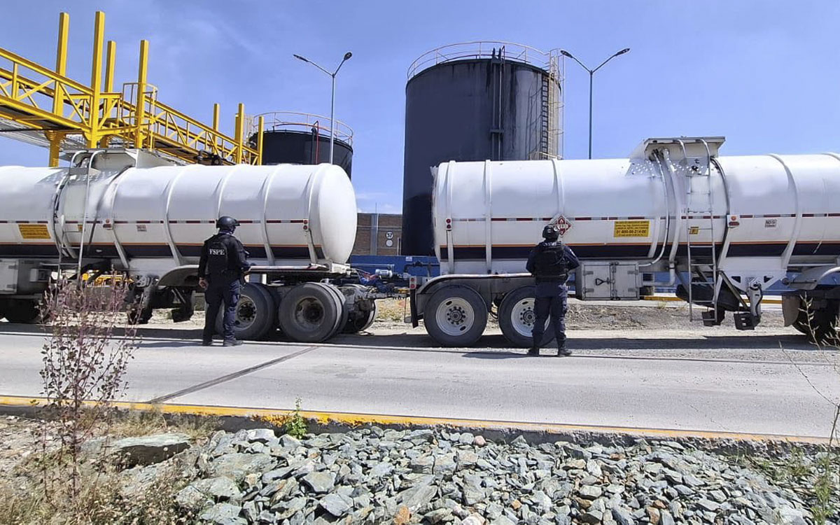 Aseguran más de 1.6 millones de litros de huachicol en cateo a empresa de Guanajuato Aseguran más de 1.6 millones de litros de huachicol en cateo a empresa de Guanajuato