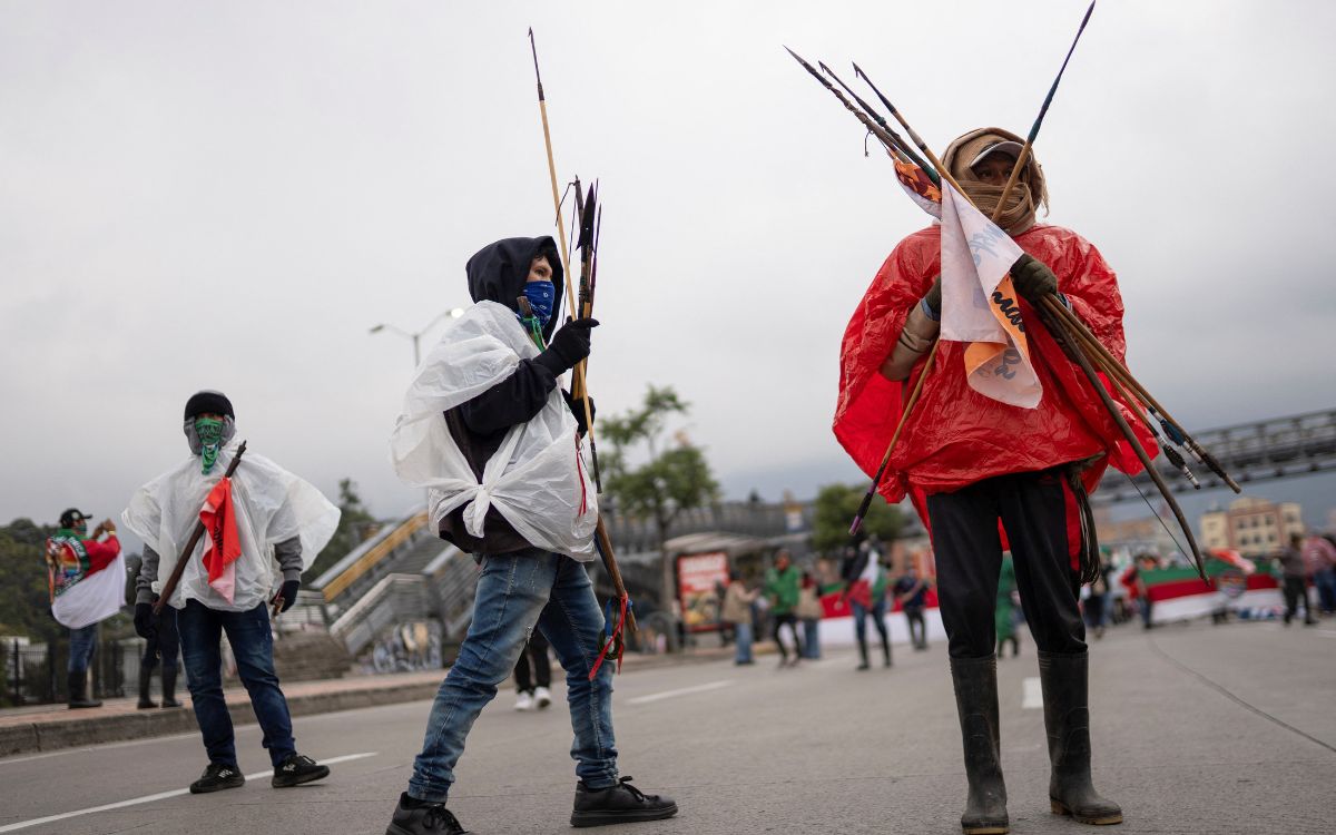 Indígenas hieren con flechas a cuatro policías en protesta ante Embajada de EE.UU. en Bogotá Indígenas hieren con flechas a cuatro policías en protesta ante Embajada de EE.UU. en Bogotá