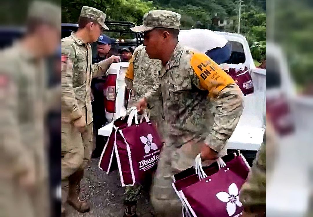 Entrega de ayuda en bolsas guinda en Veracruz y Puebla genera críticas Entrega de ayuda en bolsas guinda en Veracruz y Puebla genera críticas