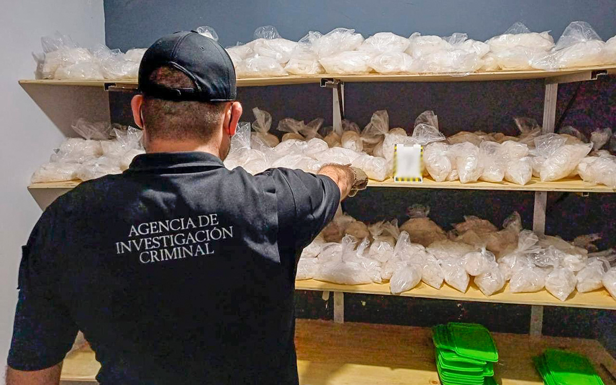 Aseguran 385 kilos y 170 litros de metanfetamina en cateo realizado en Sinaloa Aseguran 385 kilos y 170 litros de metanfetamina en cateo realizado en Sinaloa