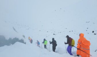 Ponen a salvo a cientos de excursionistas en el Everest ante nevadas y lluvias inusualmente intensas