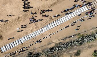 Los cuerpos de 54 gazatíes son enterrados en una fosa común sin conocerse su identidad