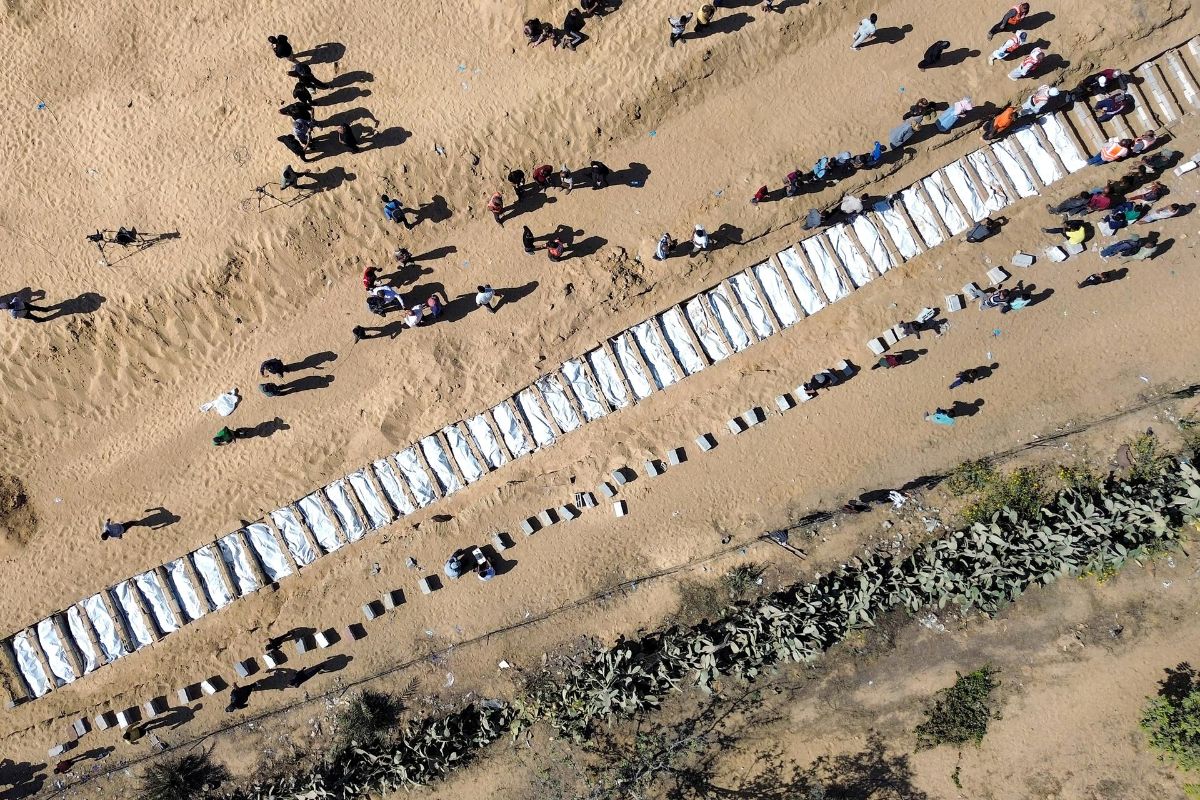 Los cuerpos de 54 gazatíes son enterrados en una fosa común sin conocerse su identidad Los cuerpos de 54 gazatíes son enterrados en una fosa común sin conocerse su identidad