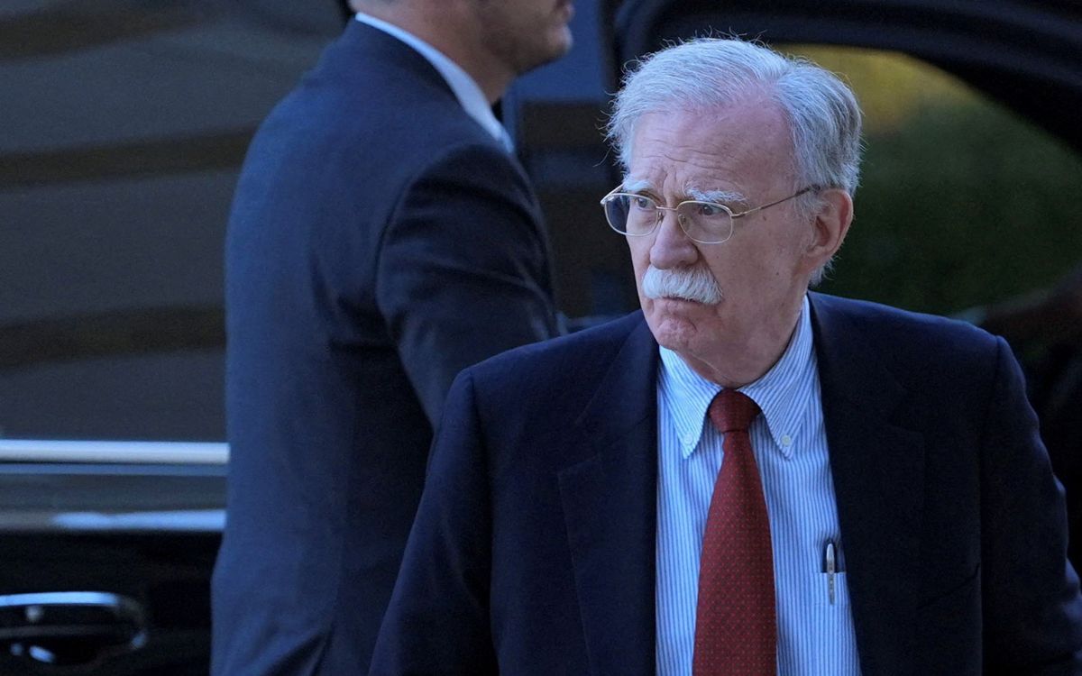Exasesor de Trump se entrega tras ser acusado de manejo indebido de información clasificada Exasesor de Trump se entrega tras ser acusado de manejo indebido de información clasificada