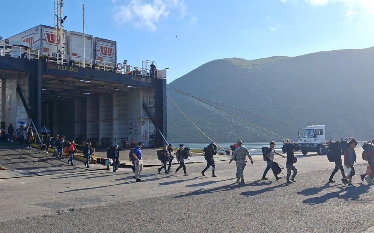 Marina rescata a 27 menores en embarcación en La Paz, BCS Marina rescata a 27 menores en embarcación en La Paz, BCS
