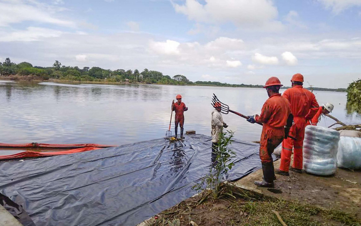 Pemex recupera más de 1.6 millones de litros de crudo tras fuga en el río Pantepec Pemex recupera más de 1.6 millones de litros de crudo tras fuga en el río Pantepec