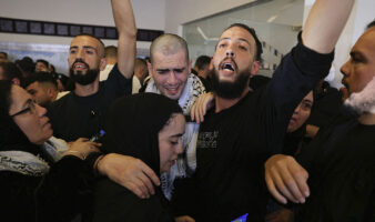 Los primeros prisioneros palestinos liberados por Israel llegan a su destino en Ramala