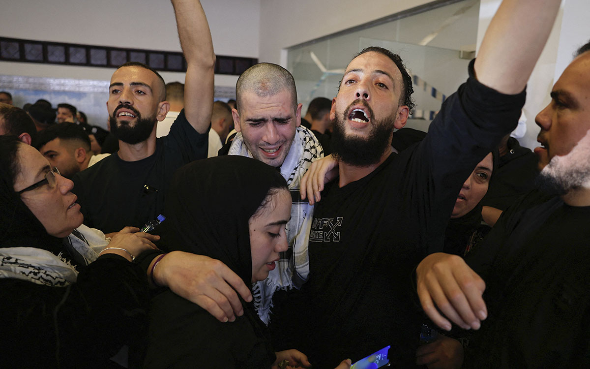 Los primeros prisioneros palestinos liberados por Israel llegan a su destino en Ramala