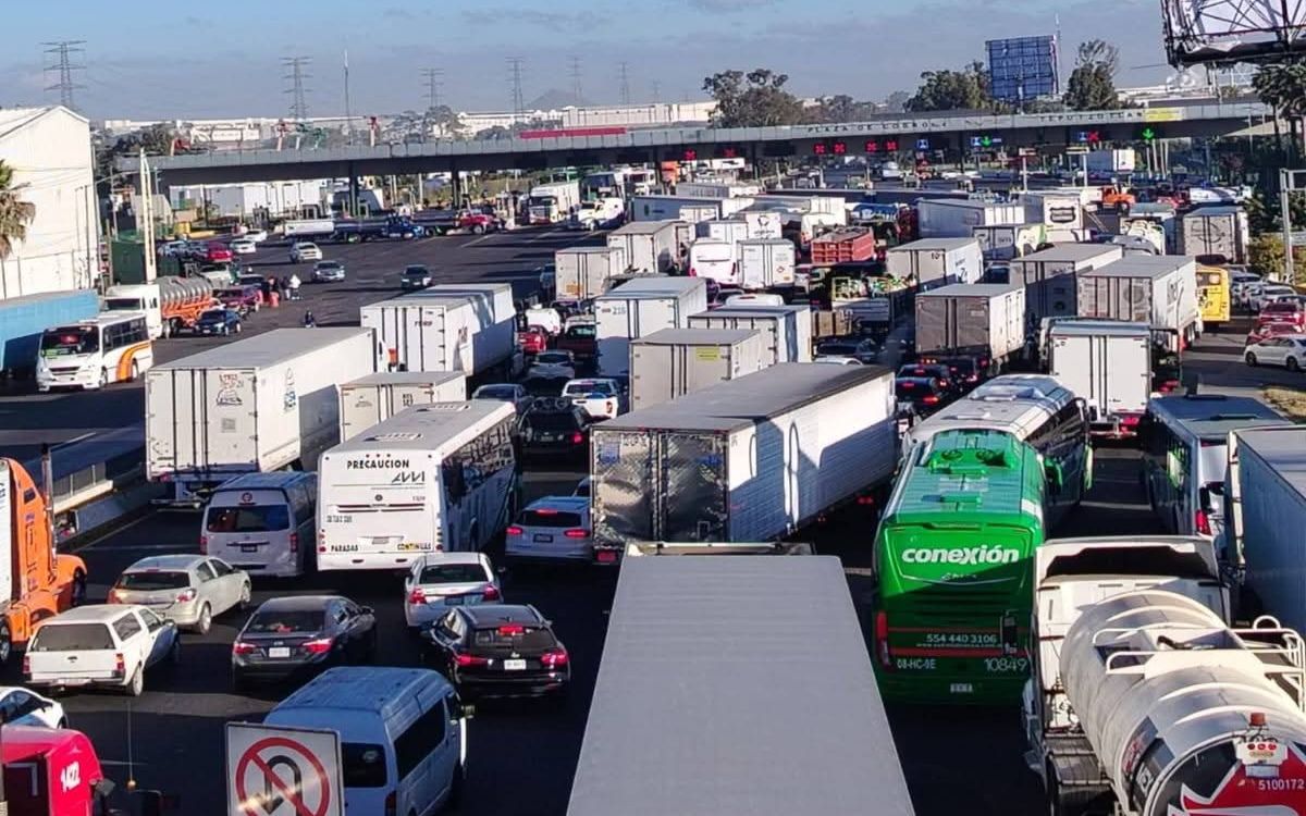 Transportistas de pipas mantienen bloqueada la autopista México–Querétaro Transportistas de pipas mantienen bloqueada la autopista México–Querétaro