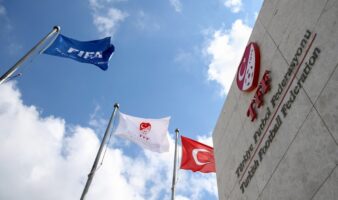 Investigan a futbolistas por apuestas de árbitros en Turquía