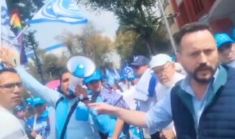 La ultraderecha en el relanzamiento del PAN; líder confronta a asistente con bandera LGBTIQ+