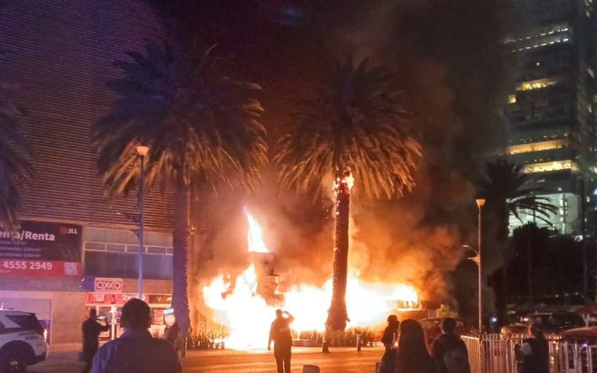 Videos | Se incendia restaurante cerca del Monumento a la Revolución Videos | Se incendia restaurante cerca del Monumento a la Revolución