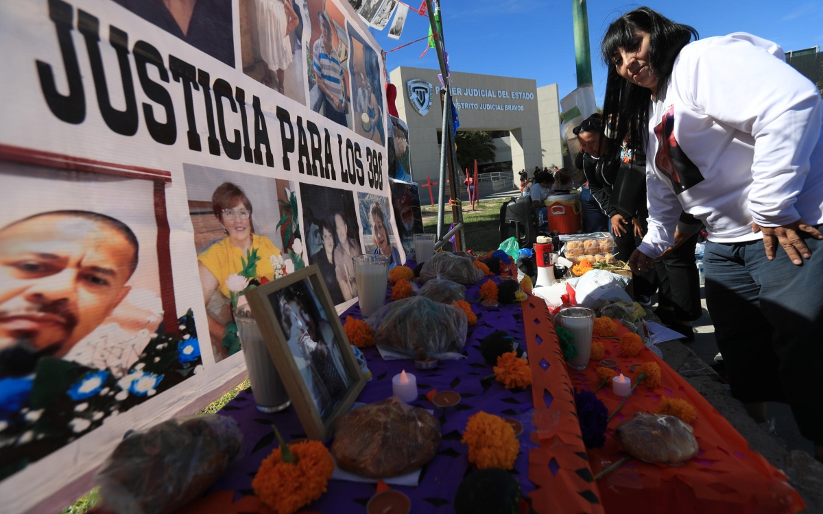 Exigen justicia para 386 víctimas de crematorio clandestino con un altar en la Fiscalía de Chihuahua Exigen justicia para 386 víctimas de crematorio clandestino con un altar en la Fiscalía de Chihuahua