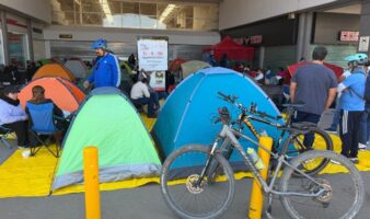 Maestros de Oaxaca toman casetas y tiendas departamentales