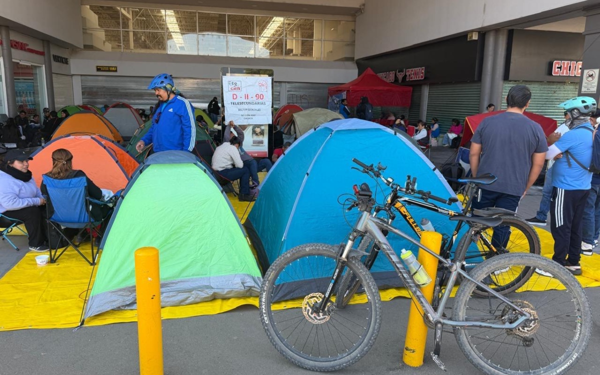 Maestros de Oaxaca toman casetas y tiendas departamentales Maestros de Oaxaca toman casetas y tiendas departamentales
