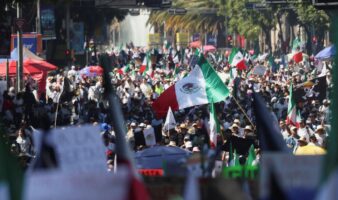 Entre consignas, movimiento 'Generación Z' se manifiesta a las puertas de Palacio Nacional | Galería