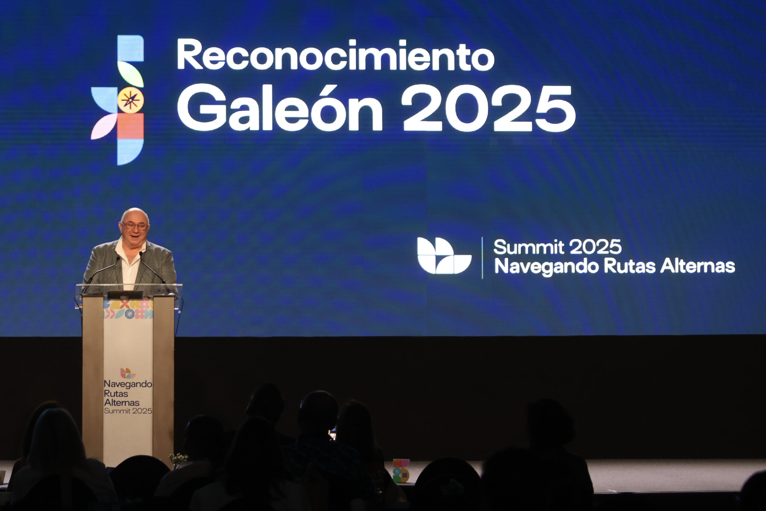 Alejandro Robles recibe el Galeón 2025 por su liderazgo en la conservación marina y el desarrollo comunitario sostenible