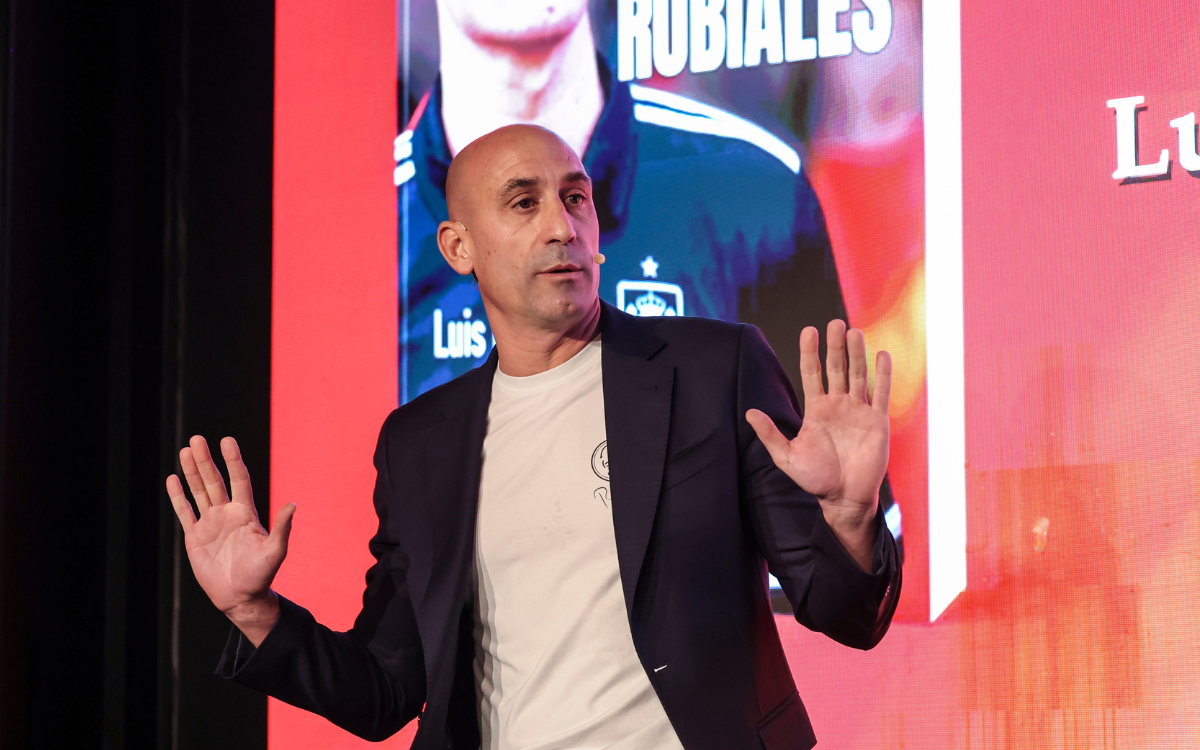 Lanzan huevos a Luis Rubiales en presentación de su libro; atacante es su tío | Video Lanzan huevos a Luis Rubiales en presentación de su libro; atacante es su tío | Video