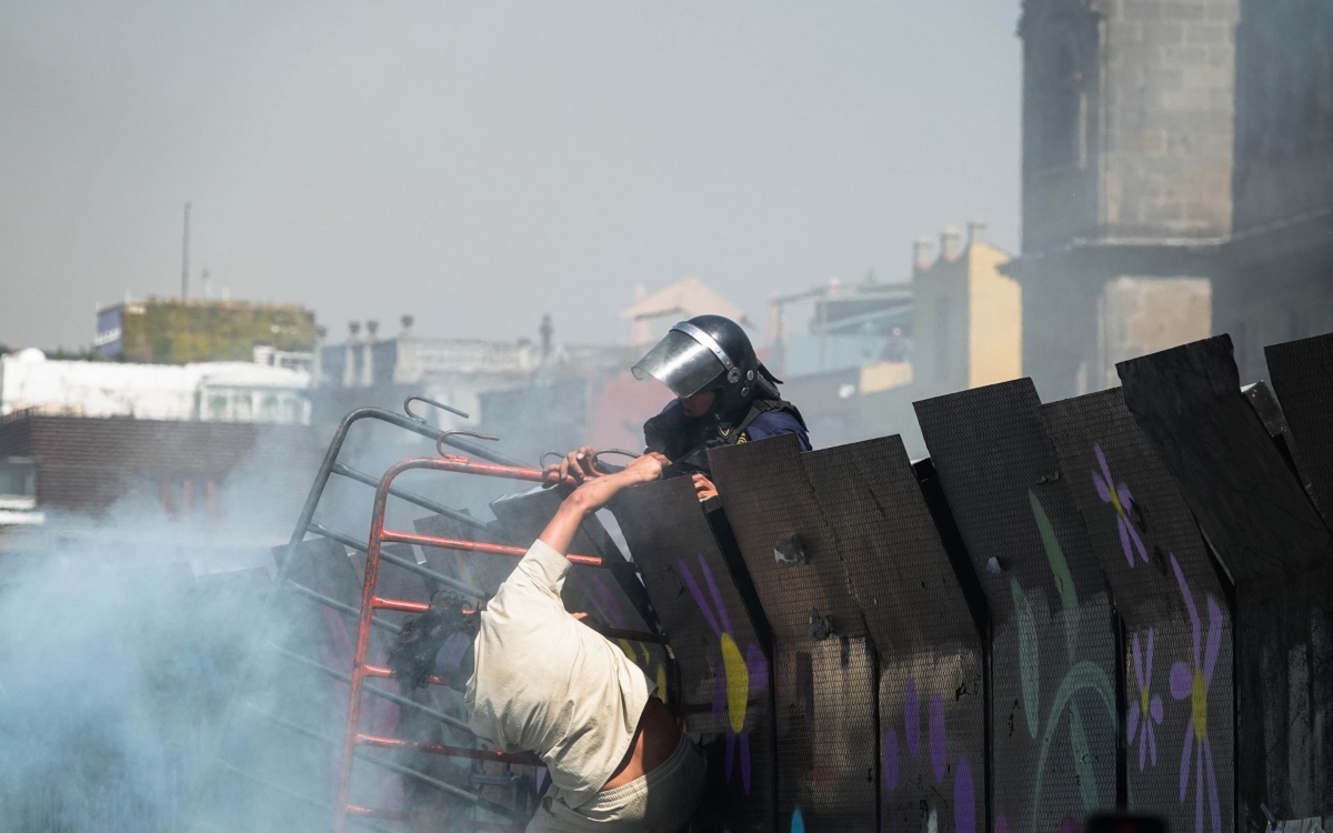 Violencia en marcha de 'Gen Z' surgió de manifestantes: Gobierno de la CDMX; cifra en 100 policías y 20 civiles lesionados Violencia en marcha de 'Gen Z' surgió de manifestantes: Gobierno de la CDMX; cifra en 100 policías y 20 civiles lesionados