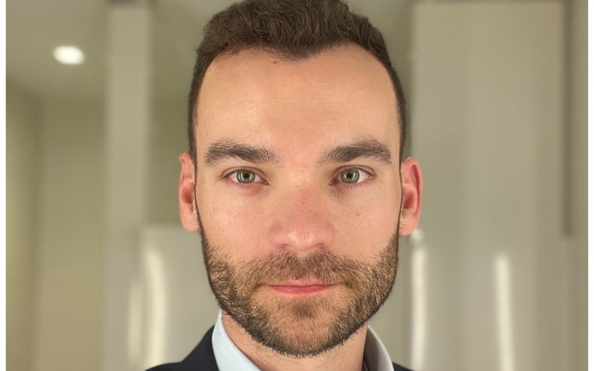 Agente demanda al FBI por despedirlo tras colocar bandera LGBTIQ+ en su oficina