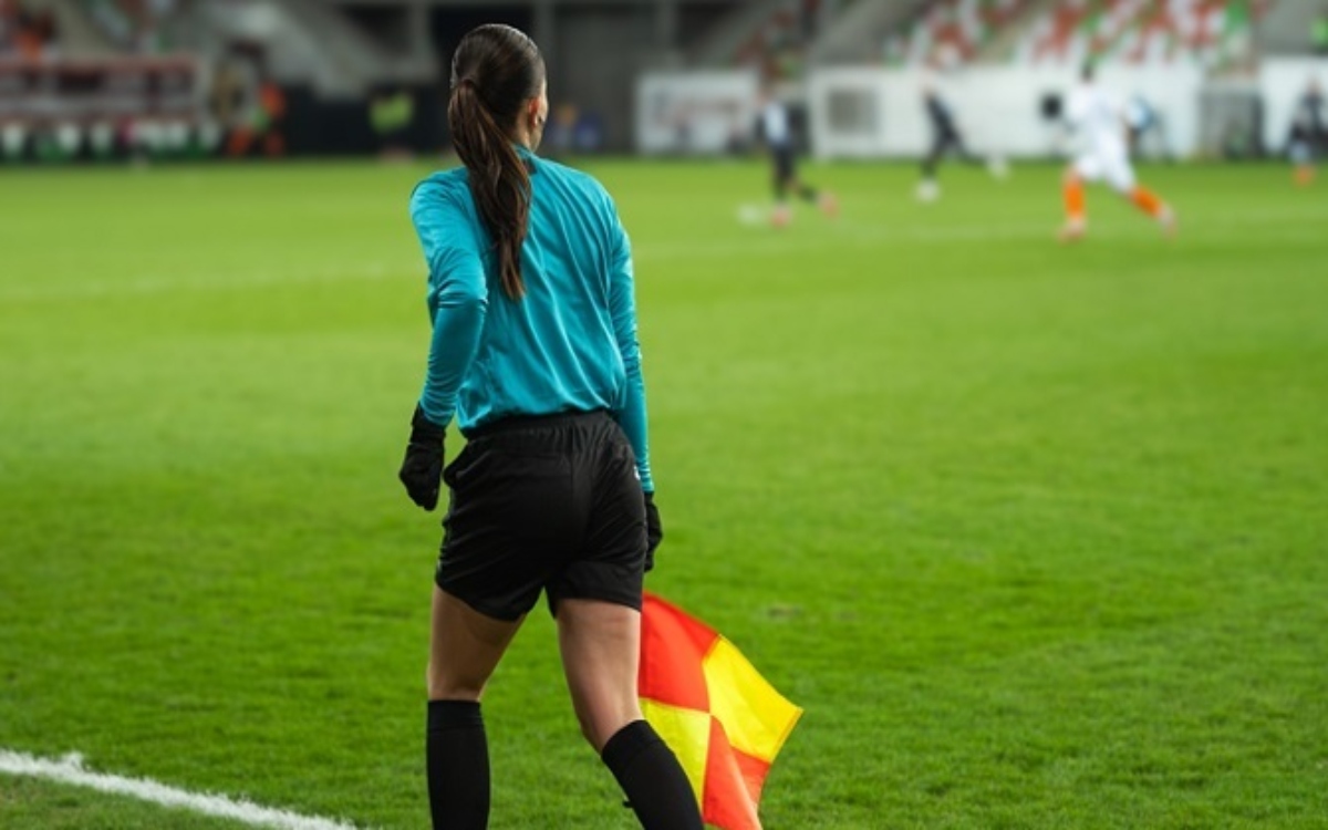 Vetan de por vida a aficionado por cometarios sexistas contra árbitra Vetan de por vida a aficionado por cometarios sexistas contra árbitra