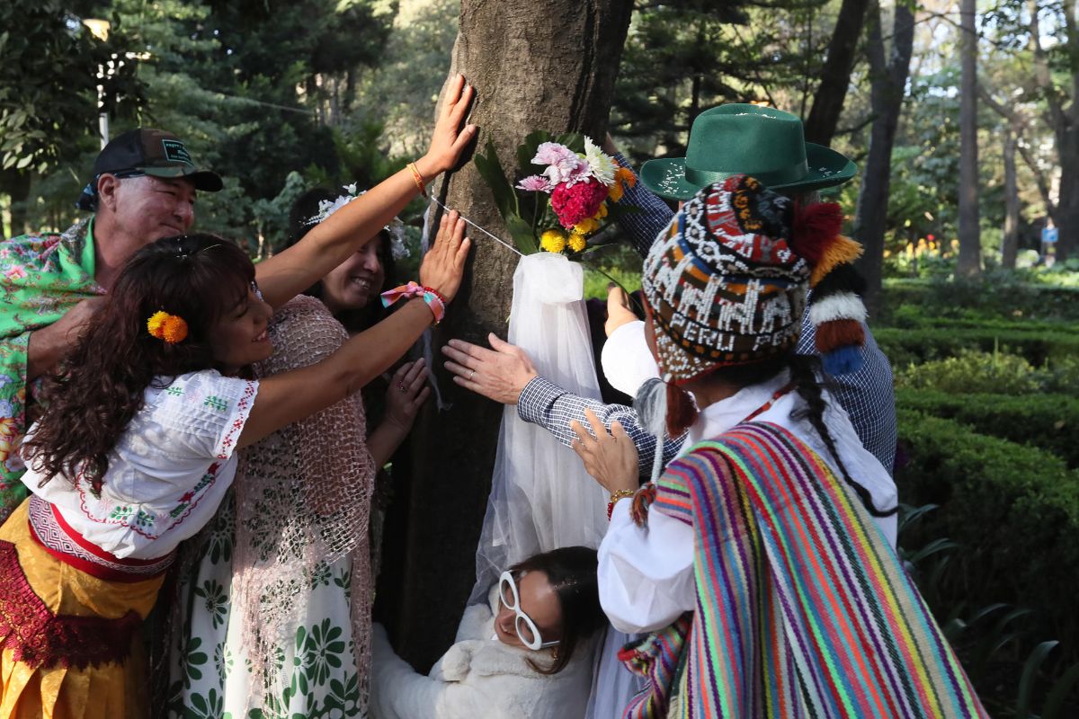 Celebran ‘boda’ entre personas y árboles en parque de La Condesa, CDMX