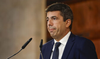 Renuncia presidente de Valencia un año después de riadas que causaron 229 muertos
