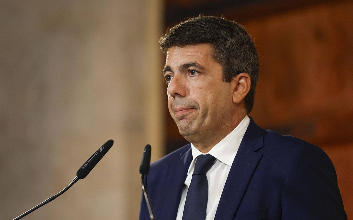 Renuncia presidente de Valencia un año después de riadas que causaron 229 muertos