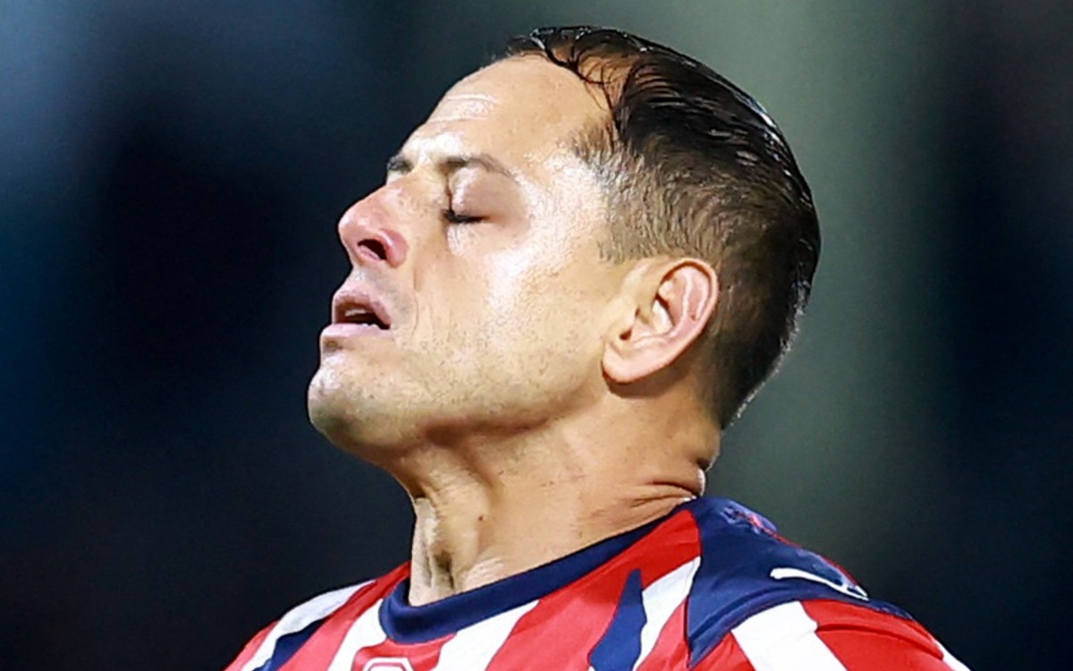 "Chicharito" Hernández falla penal y Chivas queda fuera de la Liguilla