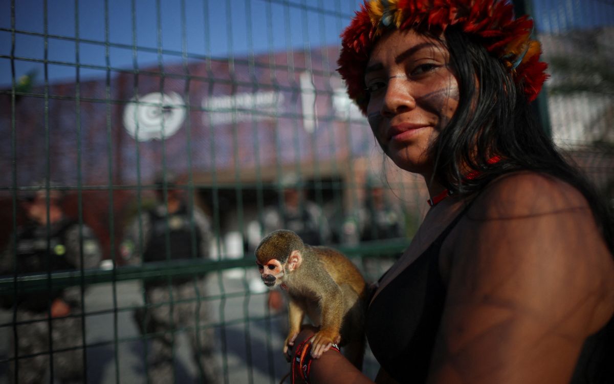 Manifestantes indígenas Munduruku bloquean ingreso a la COP30